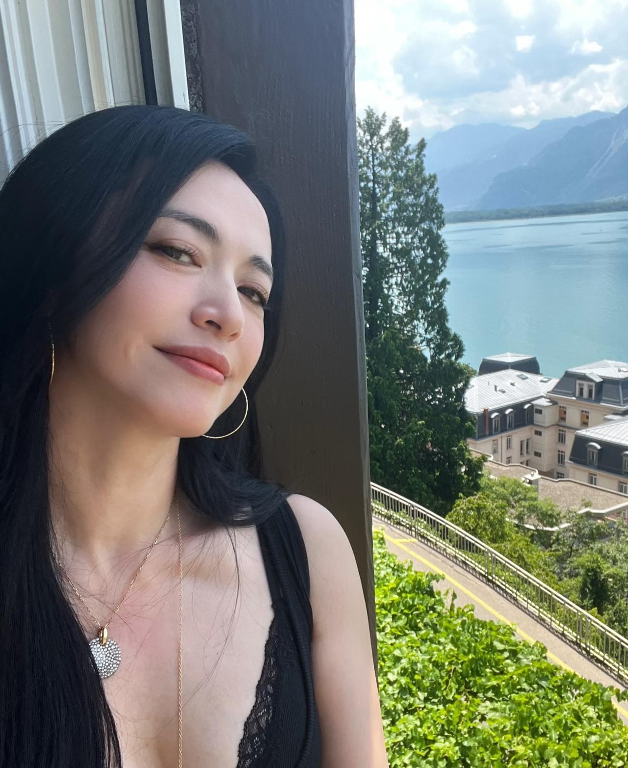 姚晨如今出现在公众视野里，再也不是被动等剧本的女演员了。在柏林电影节上，一位被