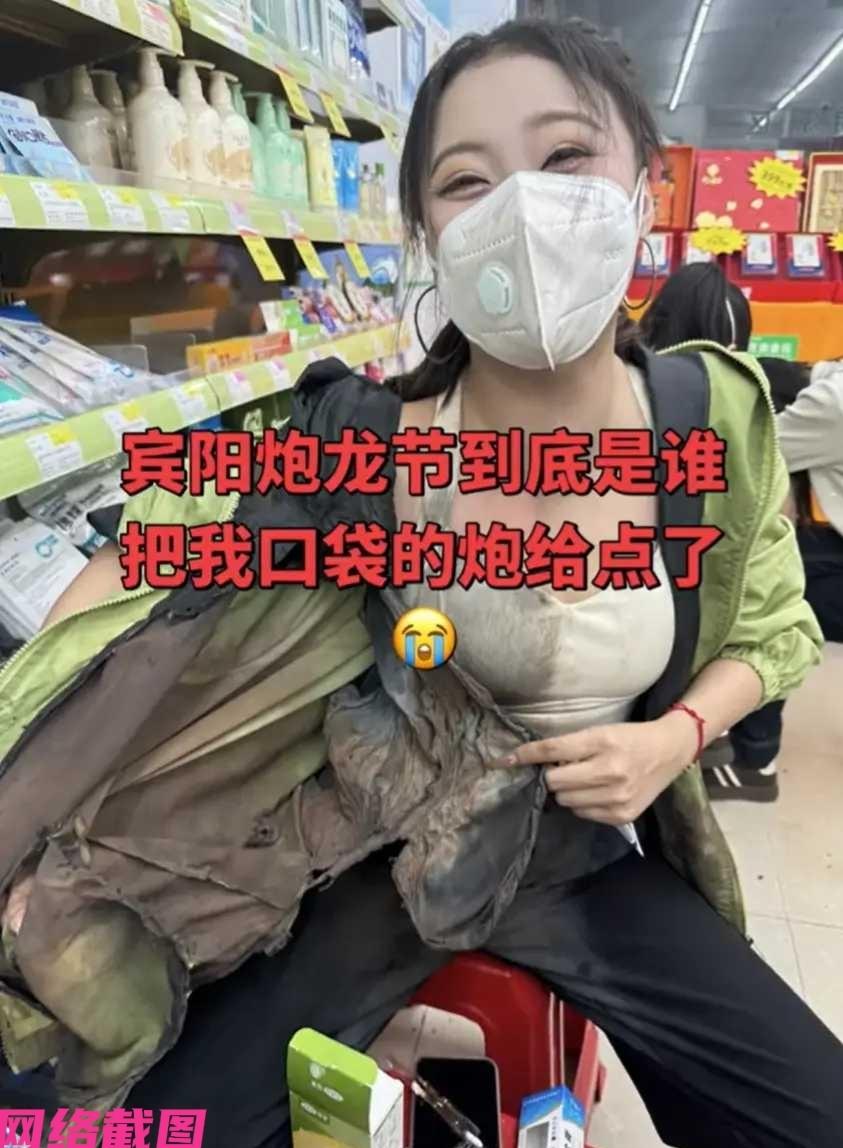 广西宾阳有女子买了鞭炮，也凑热闹来参加炮龙节。只是女子把买好鞭炮就直接放衣袋