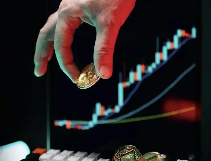 数十家银行密集降息低利率时代，身边不少人都有点慌，要么守着低息定存不甘心，要么一