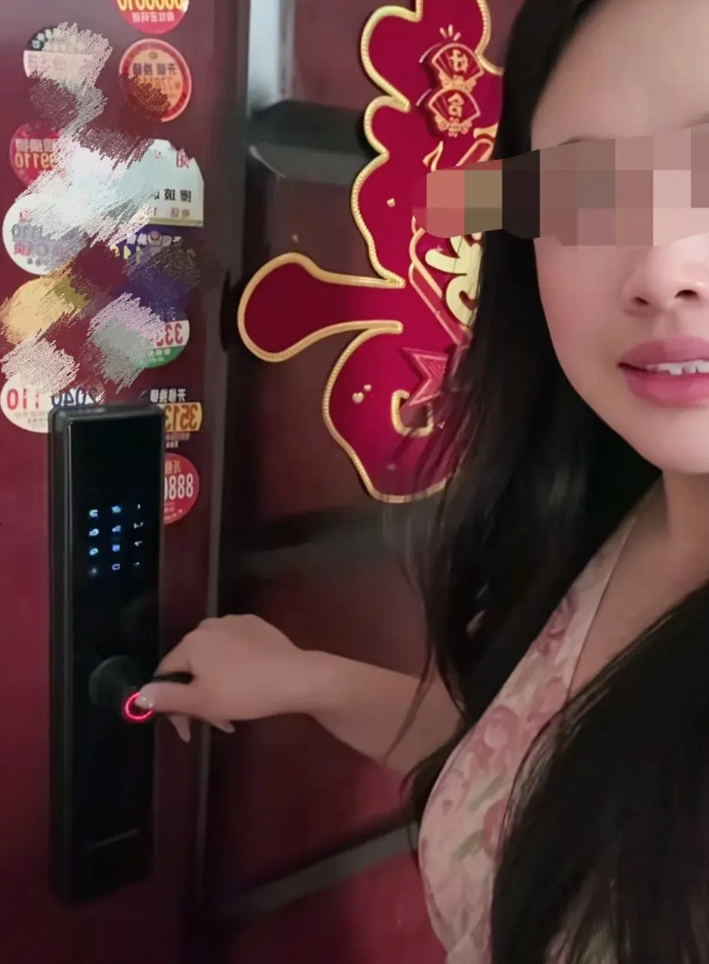 女子婚后回门，按娘家的指纹锁，发现不起作用，开不了门。试了好几遍，她才知道自己指