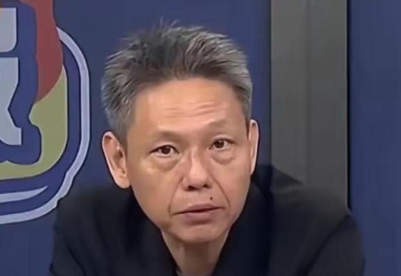 台湾时事评论员谢寒冰：你们知道中国大陆这两天在干什么吗？他在给全国的退伍军人制发