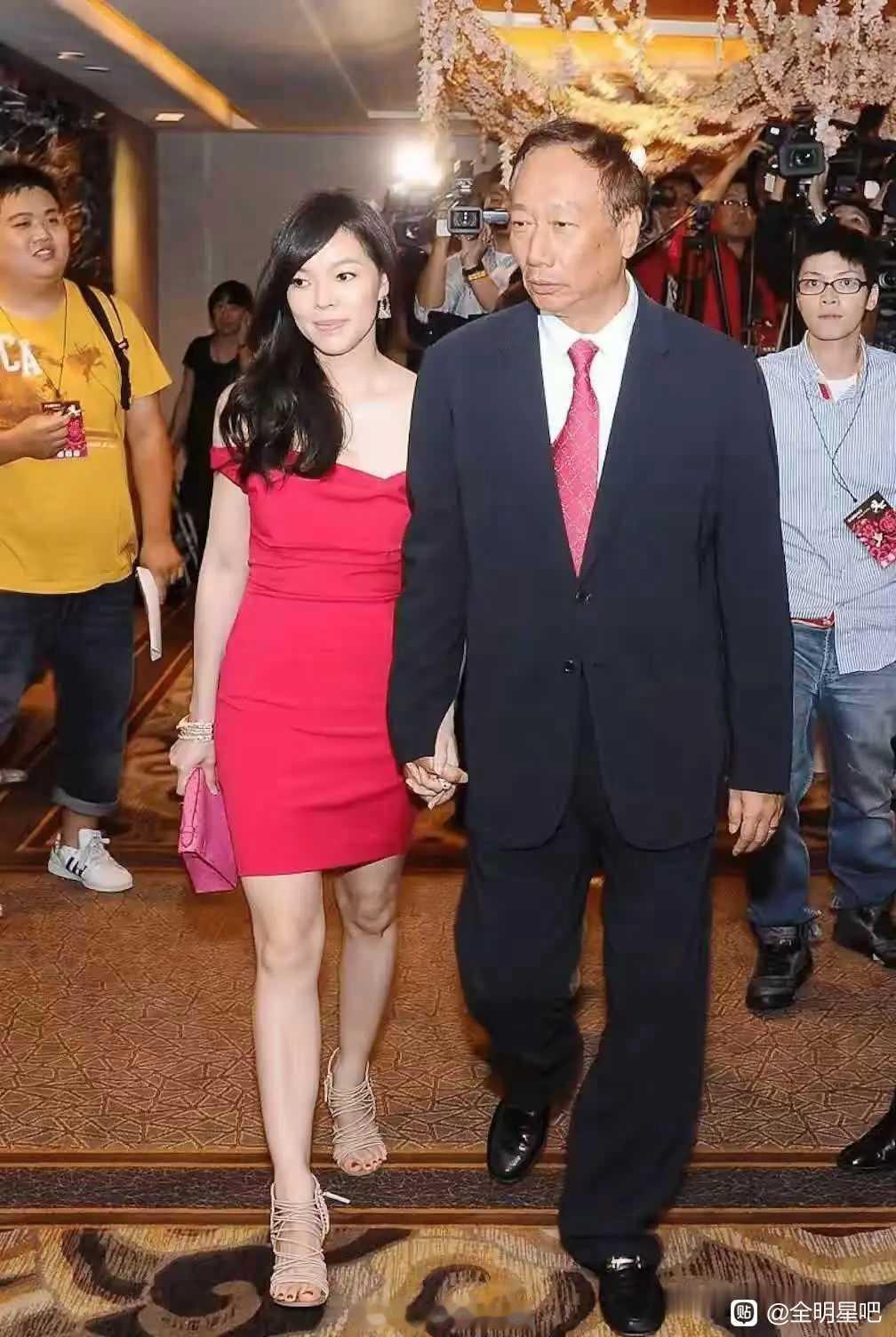 75岁郭台铭被台媒拍到与50岁离异谢姓女子密会14次，女方离异带娃，颜值与曾馨莹
