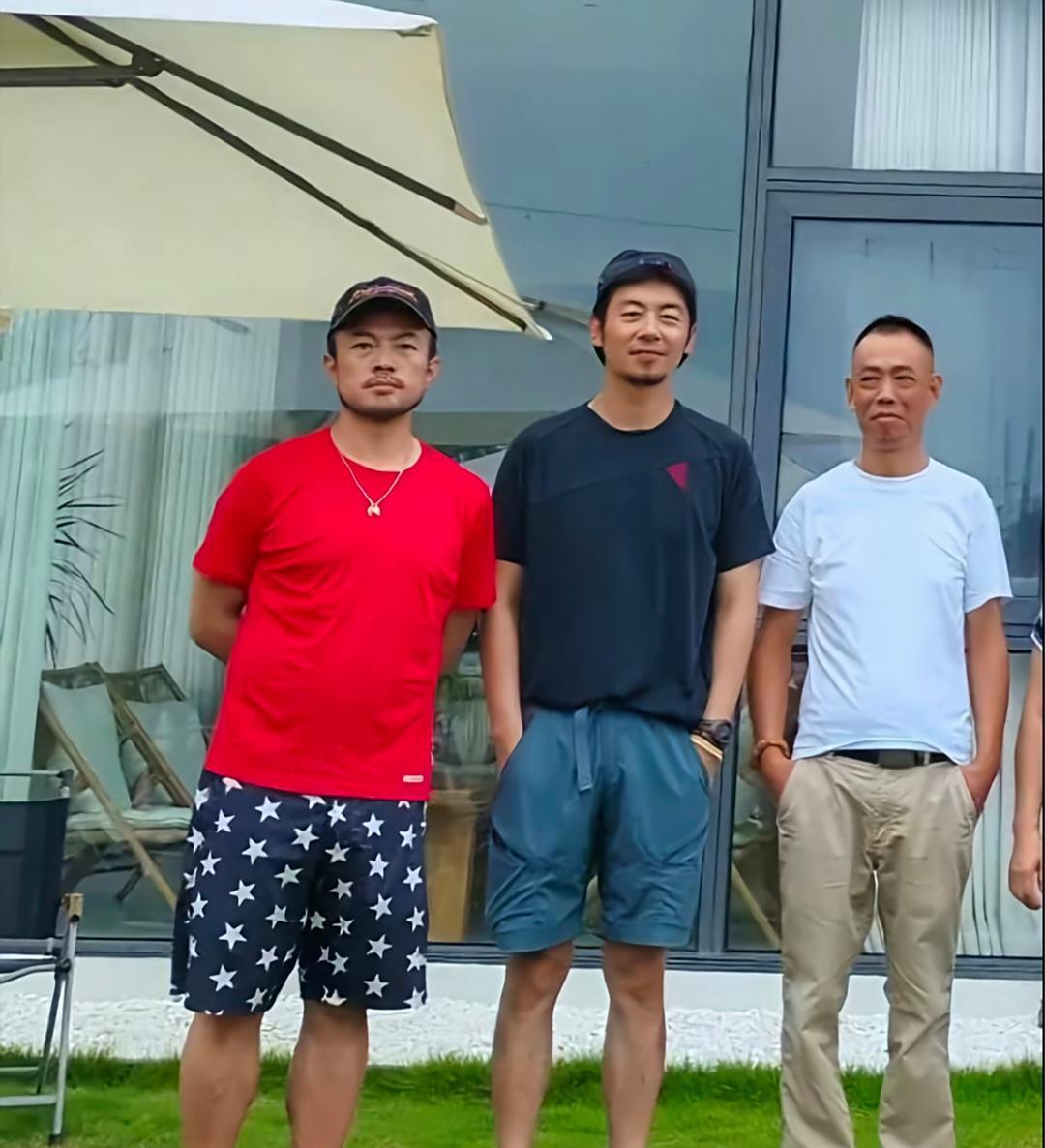 朱亚文和老婆沈佳妮到温州旅游，他留了胡子，看起来沧桑了不少，但身材高挑，充满了男