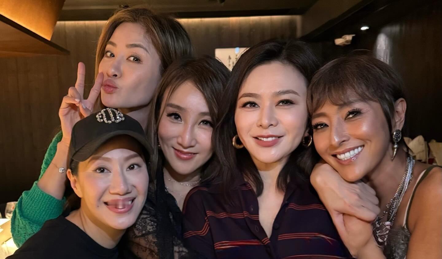 63岁关之琳和好友聚会