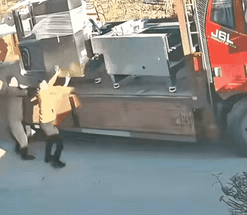 你说这是干嘛呢真当自己练过啊，那么重的东西你能扶住吗？这情况就由它摔吧，这下好