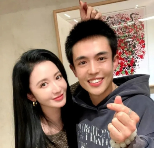 王星选择张萌简直太糊涂了，现在的张萌已经是自身难保了。 黄杨钿甜戴“230万