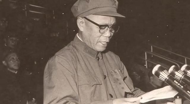 1972年6月，福州军区司令韩先楚上将叫来秘书，嘱咐