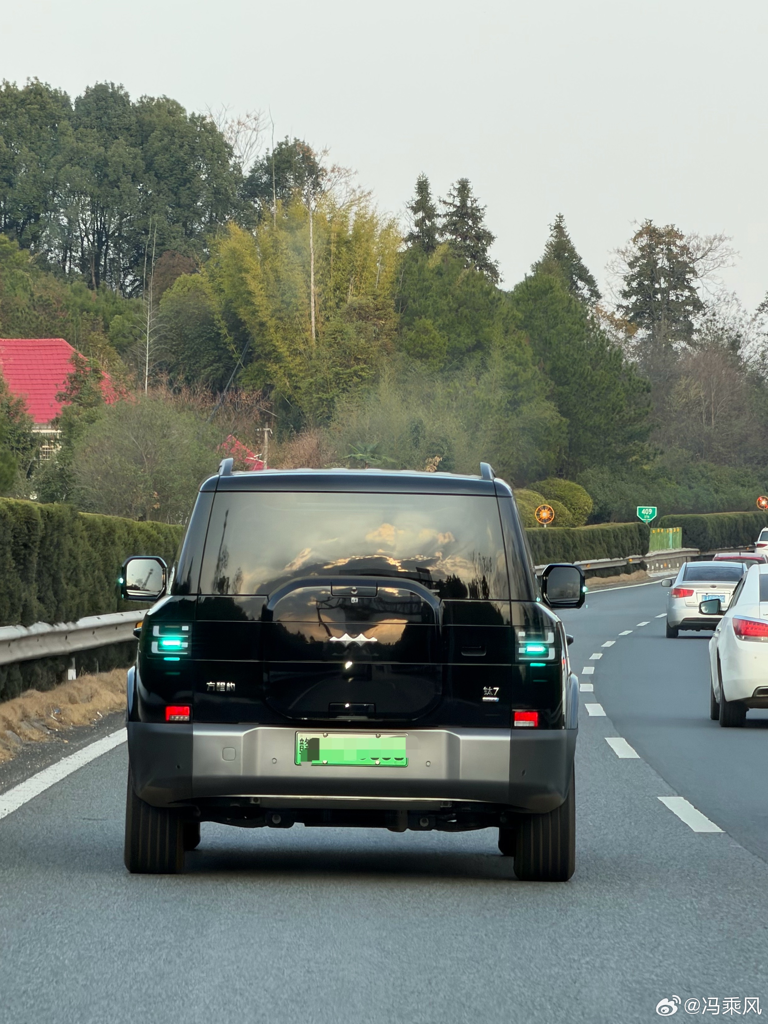 方程豹钛7小蓝灯亮了一路，跟我的腾势D9一样稳得一批，天神之眼车友同行了属于是。