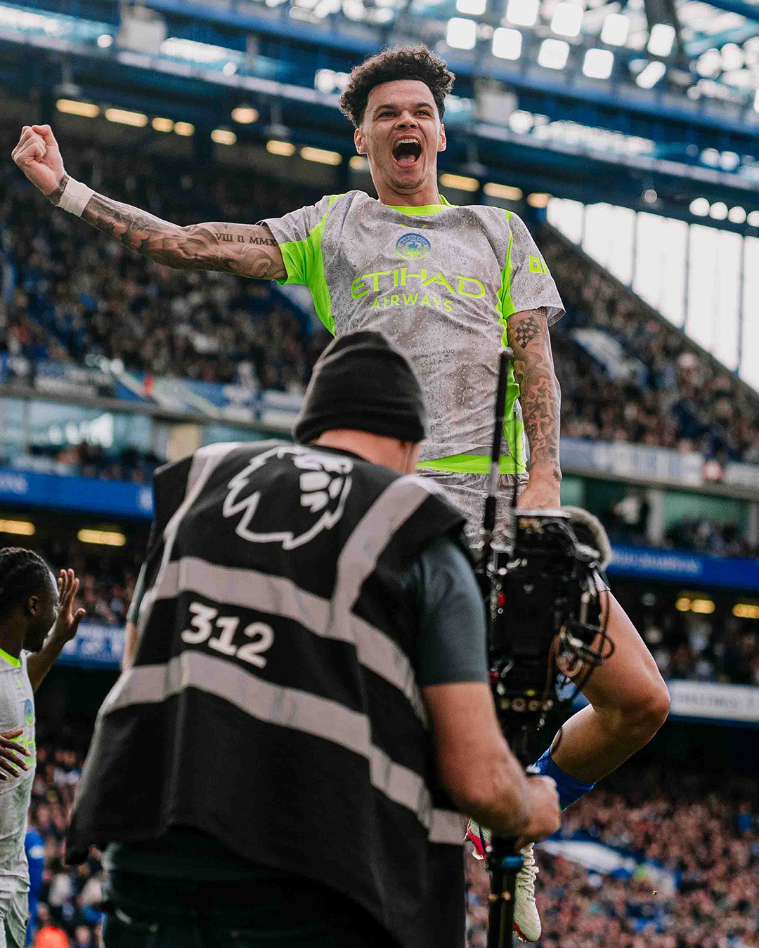 曼城势如劈竹，在斯坦福桥完胜心不在焉的切尔西，与阿森纳只差6分，周末在伊蒂哈德就