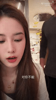 有点心疼徐艺洋了，直播间当着那么多网友的面，被黄子韬抬手扇了一巴掌，当场就愣在原