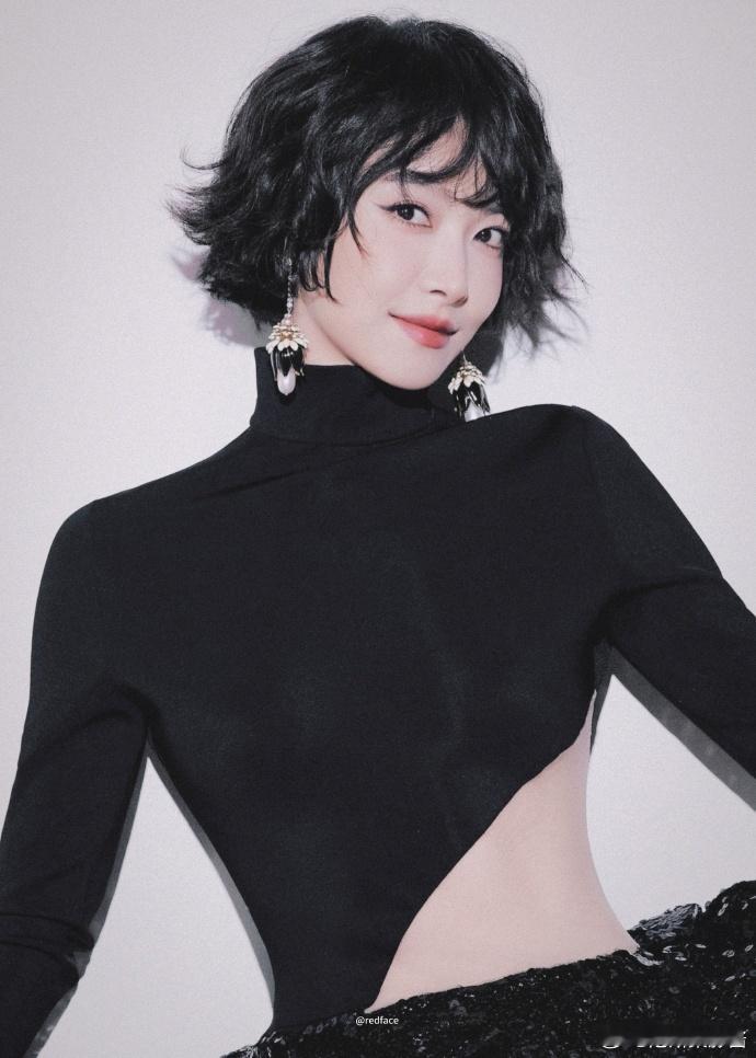 谁被宋茜的短发造型惊艳到！卷翘发丝+灵动眉眼，完美复刻洋娃娃的精致感，甜而不腻、