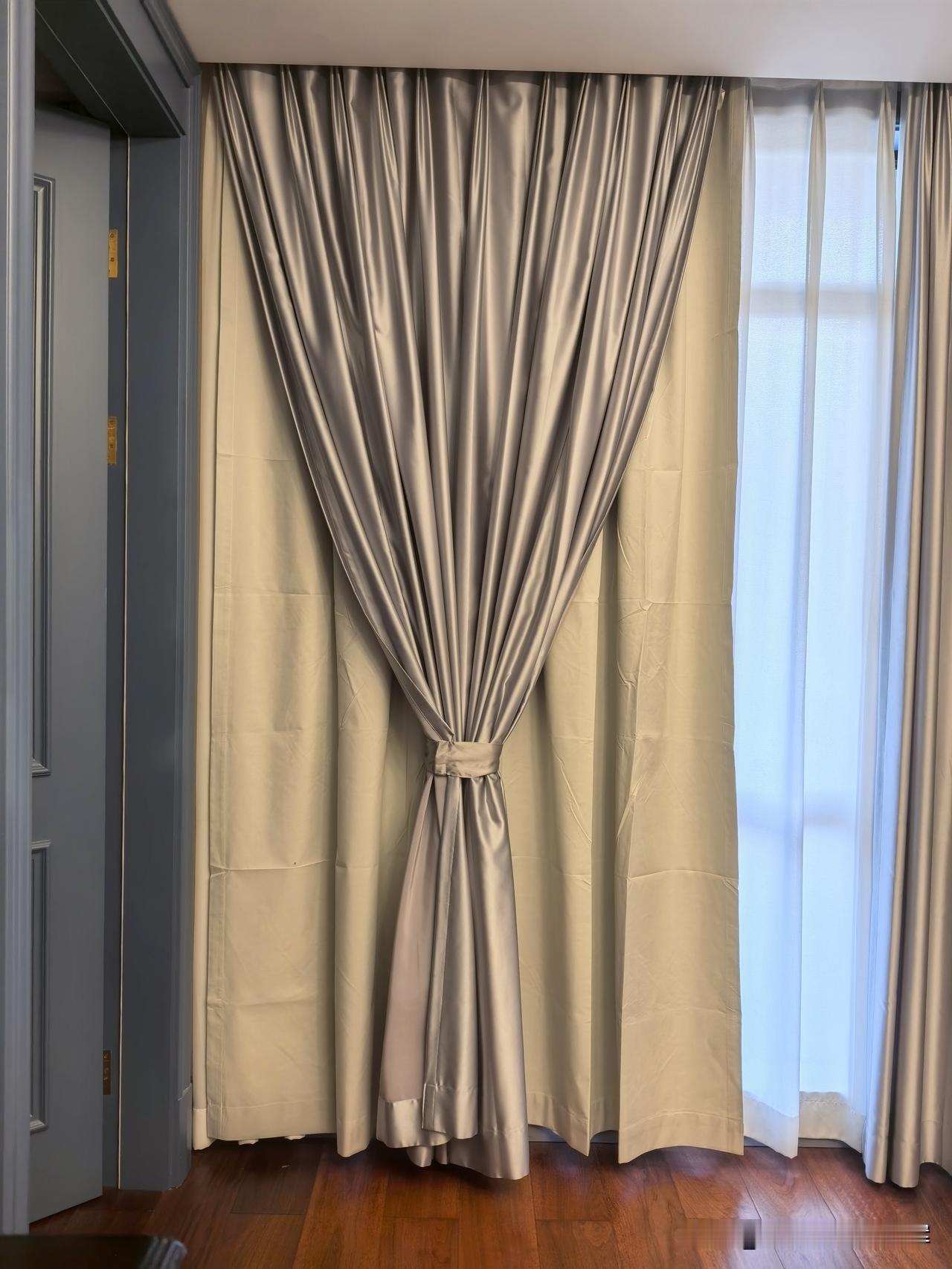 之前的窗帘没有遮光层，遮光效果欠佳，影响睡眠，特别是早上天很早就亮了。昨天我把在