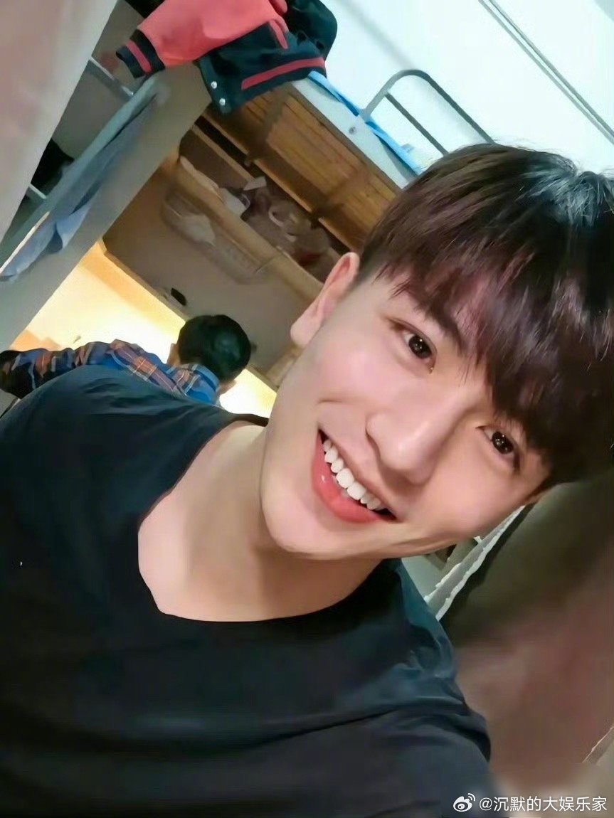 之前看到一位张凌赫粉丝发的视频，彼时张凌赫还是张家玮，在一家训练营当助教，每天会