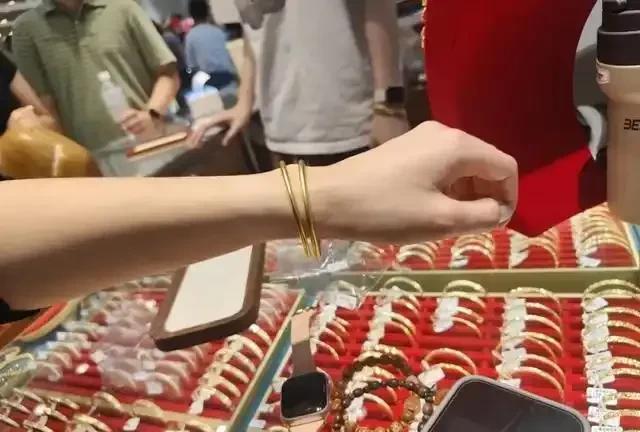 年轻人喜欢存钱，有人说他们愿意消费了年轻人不买房，有人说他们不愿意消费了年轻