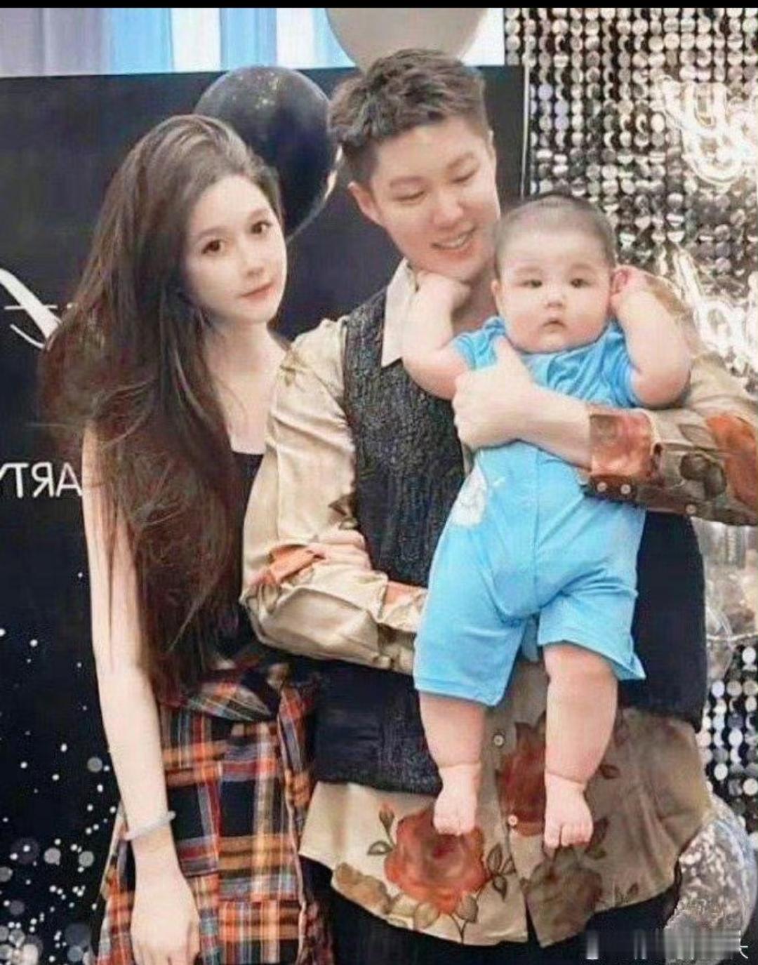 赵本山老师女儿女婿外孙的正面照曝光，女儿经常直播大家都能看到，只是他的女婿几乎没
