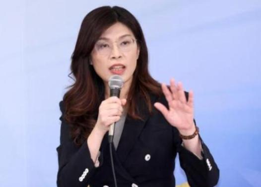 这天是8月23日，郑丽文冒雨来到金门，这是他作为国民党主席第一次来到金门，离大陆