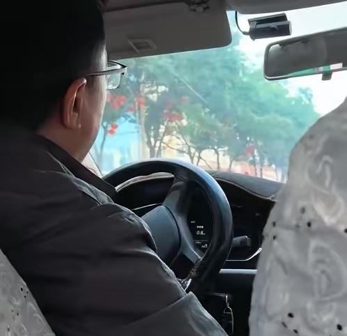 撒职正厅长开起网约车，全网没一个说到点子上，这背后隐藏着一个残酷的现状。许多人周