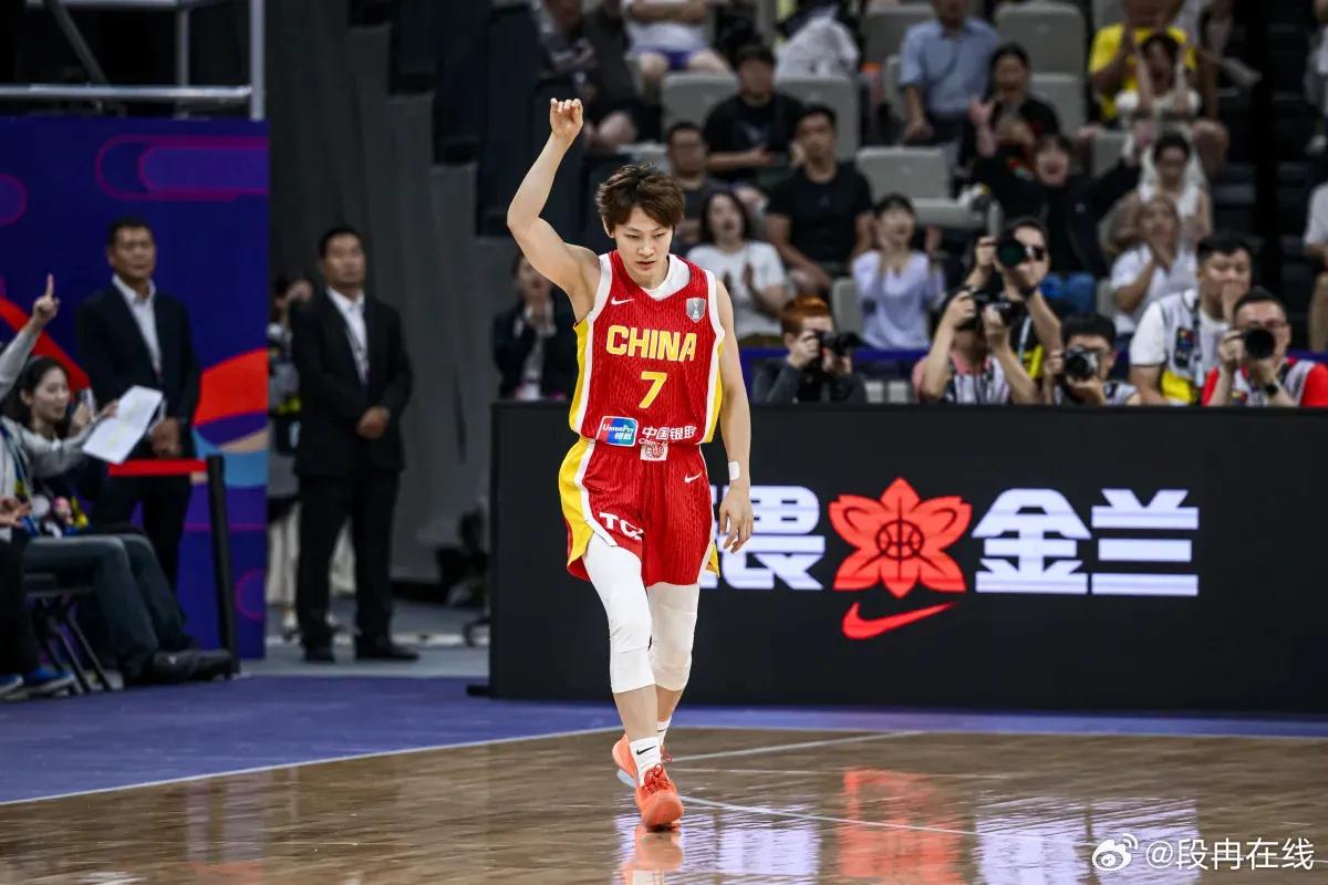 有球迷组合了中国女篮明年柏林世界杯阵容，一起来看：中锋：张子宇、韩旭、李月汝