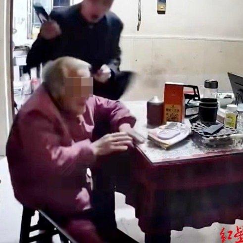 老太太生了四个女儿和一个儿子，哪怕日常被儿子打，也要跟儿子一起生活，儿子被抓了，