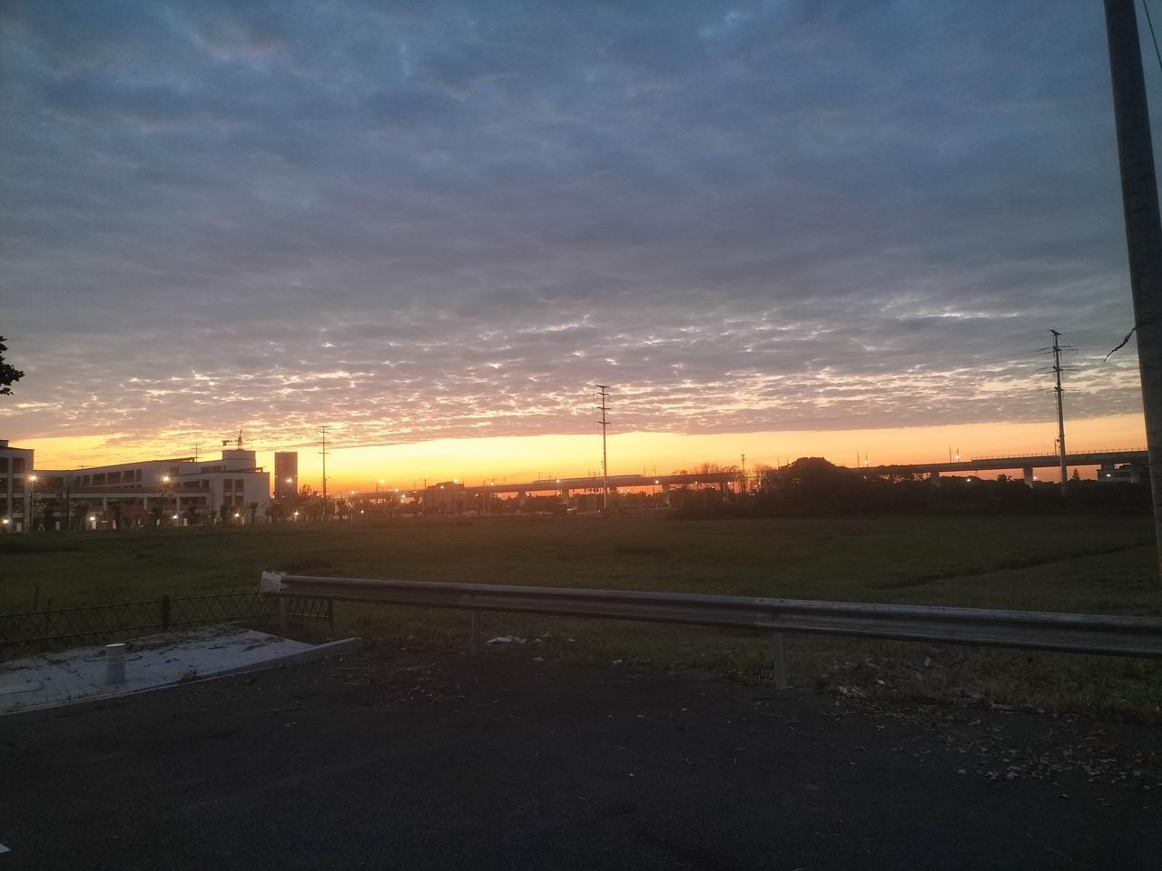 夕阳西下，天空好美啊！