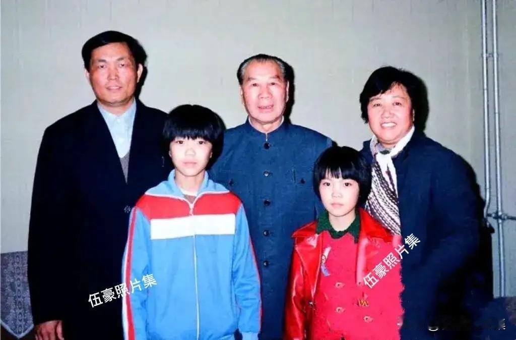 1988年，杨成武将军（中）赴石家庄考察期间，和吕玉兰（后右），及其丈夫江山、前