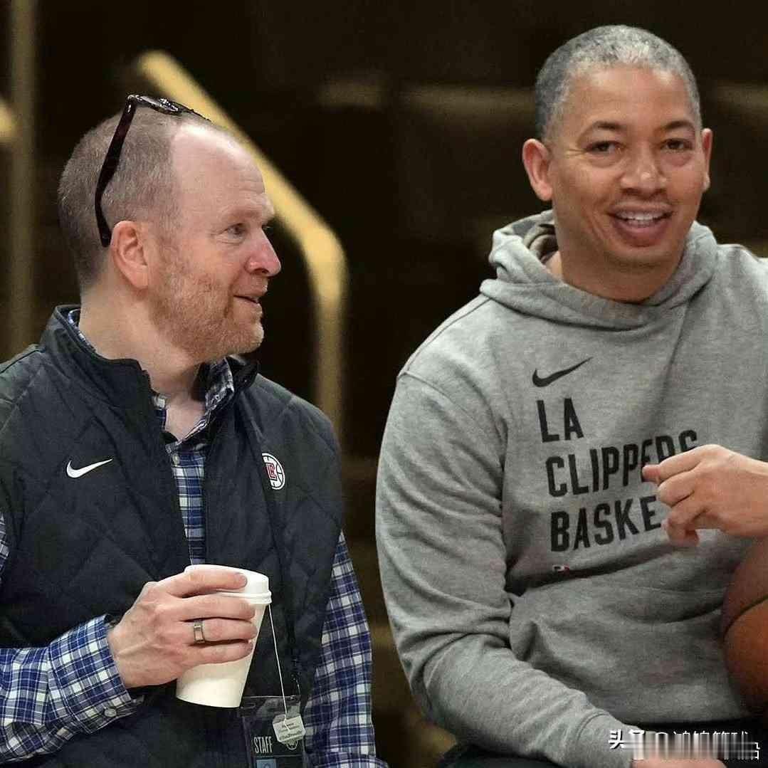 快船给祖巴茨标价两个首轮签，这哪是报价，这是堵门用的。总经理弗兰克刚说完绝对信