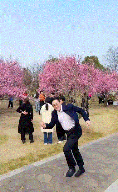 这身段步伐没少泡歌舞厅！看周边的人都是美女，就知道他的为人为官知道啦，这种人不进