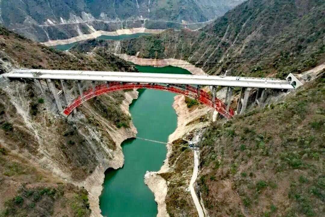 宜攀高速“约乌拉达特大桥”全幅贯通，全线最难啃的一块骨头终于得到解决。长期以