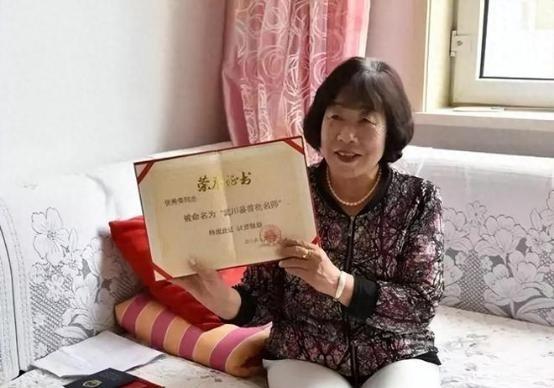 1981年，内蒙一男生考上大学，向女老师报喜，女老师高兴的从兜里掏出20块钱，塞