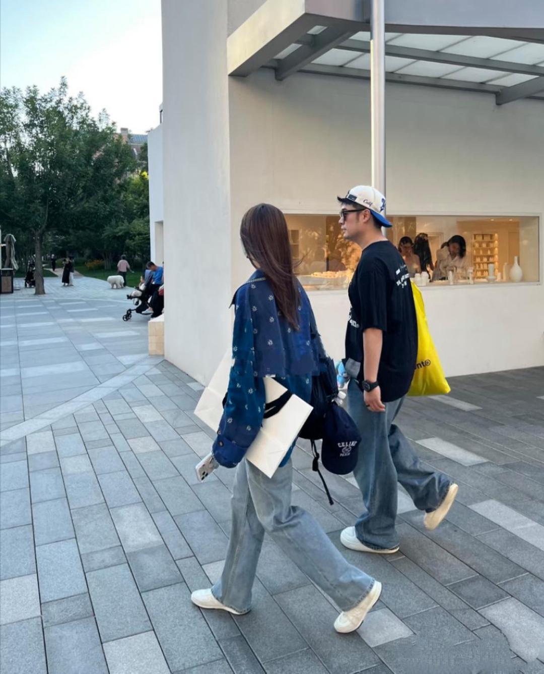 陈赫陪同老婆张子萱在河北阿那亚游玩，夫妻俩穿着简单时尚，并肩走在大街上，画面唯美