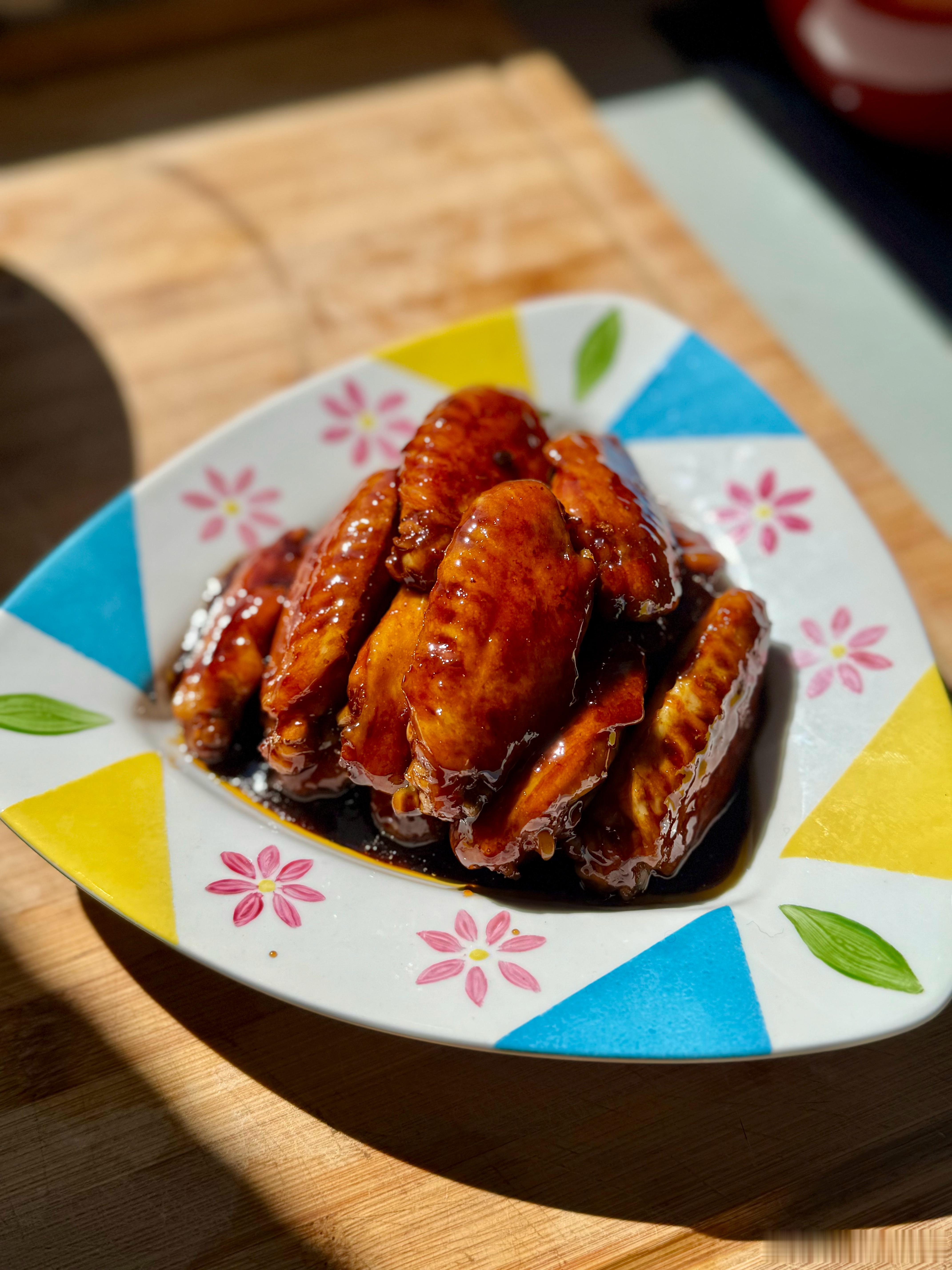 又到了一年一度为法国家人烧中餐的日子，这次我的菜单是：可乐鸡翅、糟卤布列塔尼小海