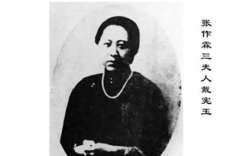 1906年，张作霖看上了一个美艳人妻，就让义父去她夫家提亲。义父见拦不住，给张出