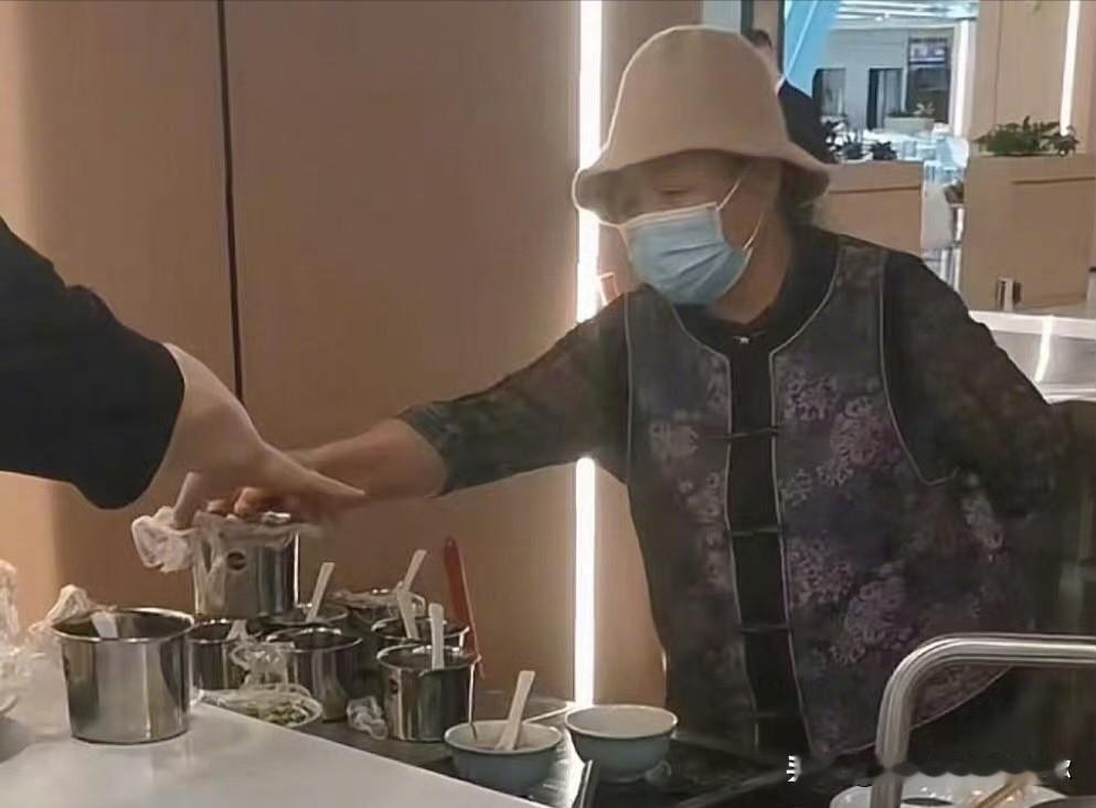 这么多有钱人家里，我最看不懂的，就是刘强东妈妈了。儿子身家百亿，北京豪宅