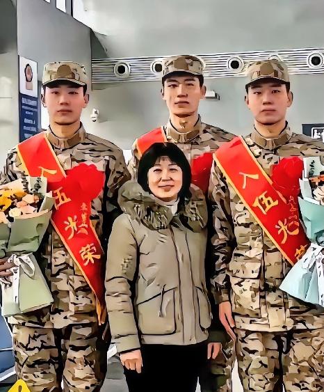 山东临沂沂南的张大姐今年59岁，二十一年前顶着38岁高龄生下三胞胎。男人走得早，