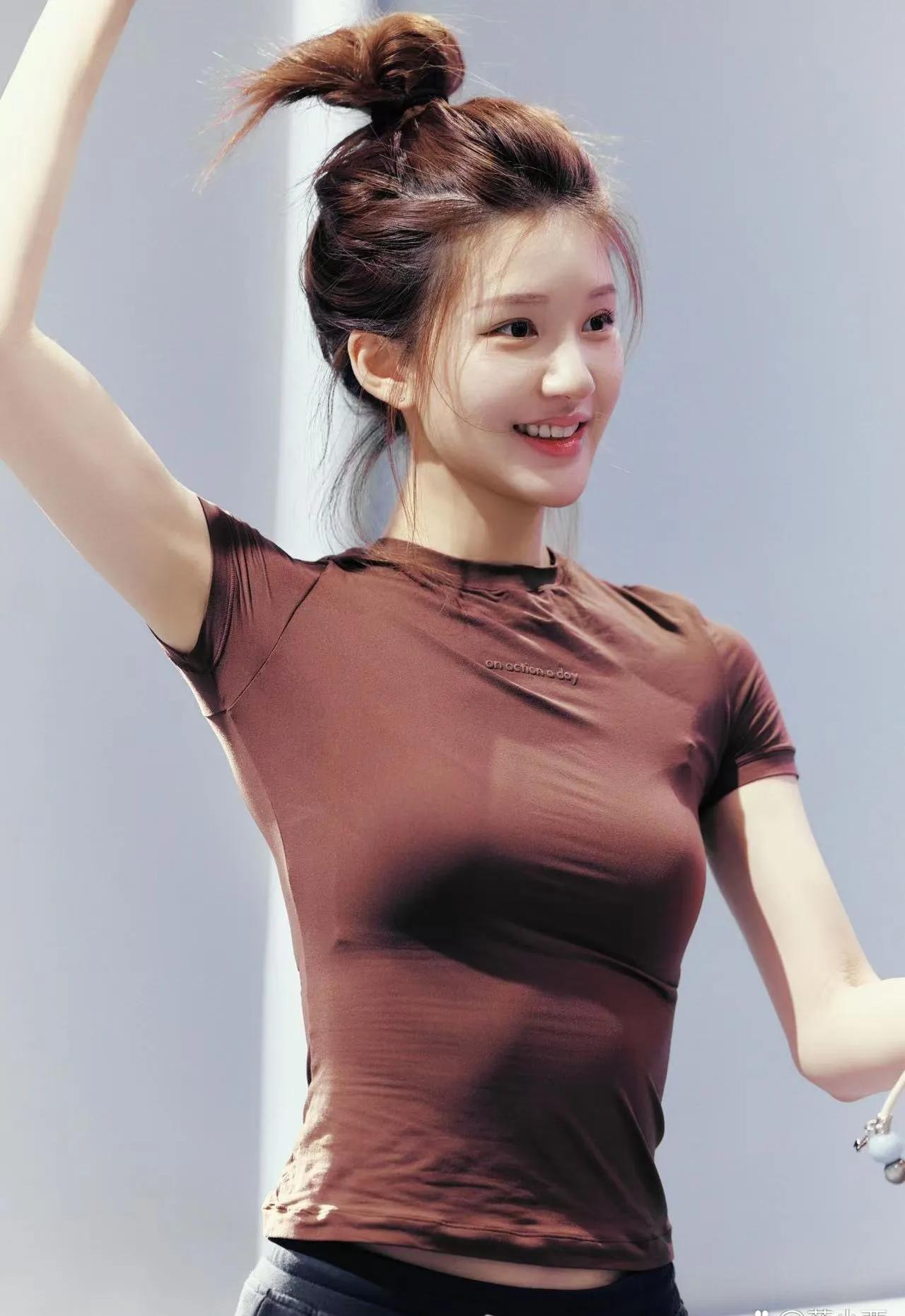 真的被赵露思好身材惊艳到😭甜妹私下身材这么出众！贴身打底衫完美勾勒身材线条