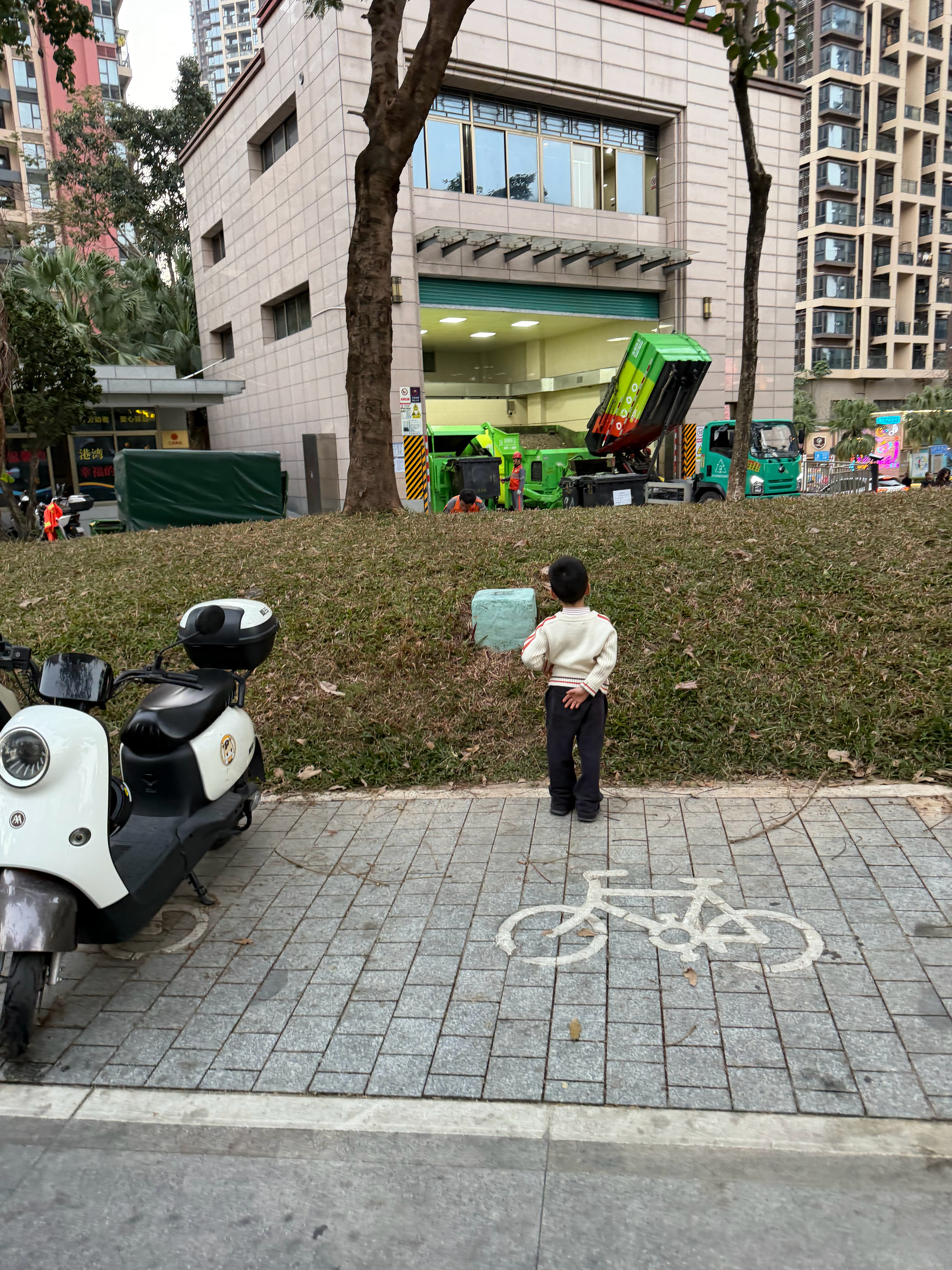 小男孩站这里很久了，看着翻斗车卸货垃圾，这怎么解释哈哈，他是不是也喜欢看挖掘机