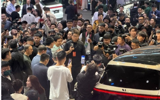 2026北京车展首日，雷军与李想互访展台，雷军在理想汽车展台观看了全新理想L9