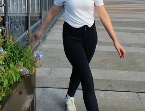 33岁女子，二婚嫁给了42岁男子，男子月入两万，每个月给她五千。不过男子还有一个