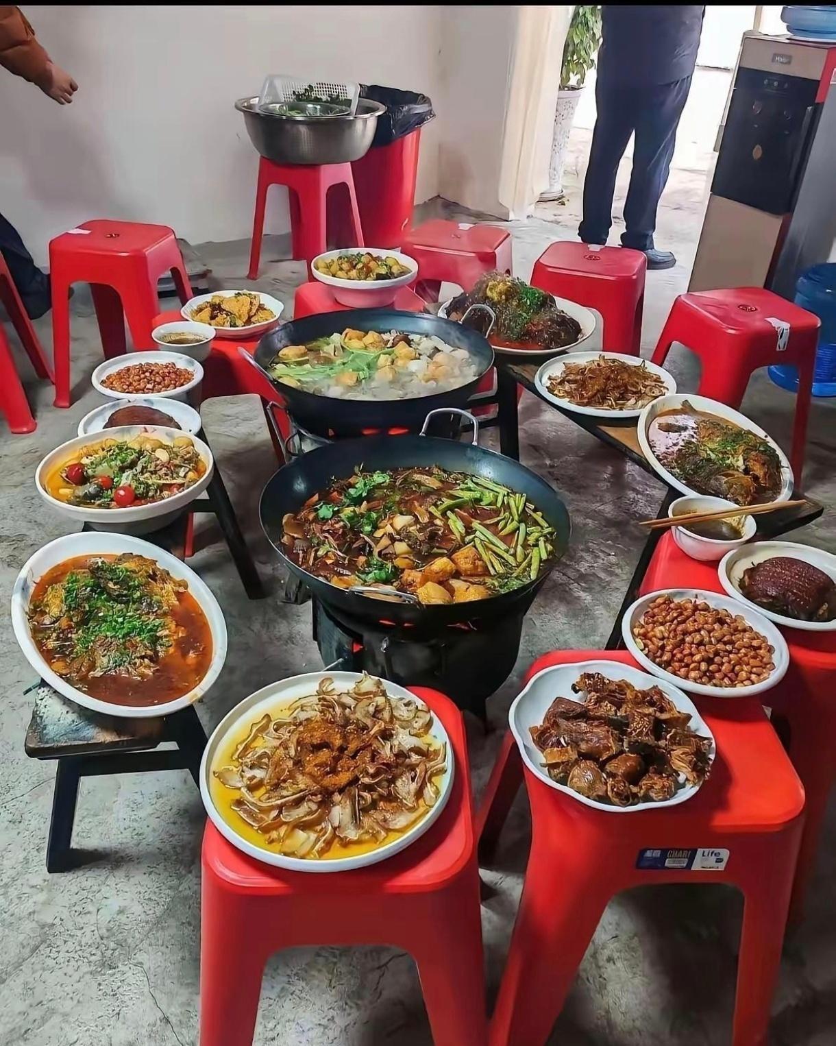 这么丰盛的菜，这个桌子有点不排面啊！