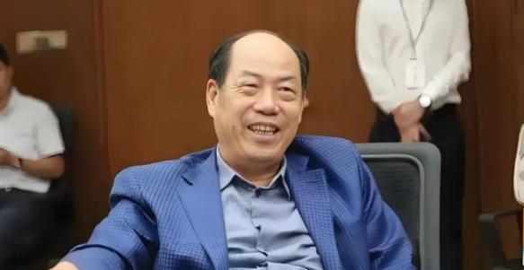 看到许家印现状，还是碧桂园老板杨国强最聪明！同样是万亿量级房企陷入爆雷危机，两人