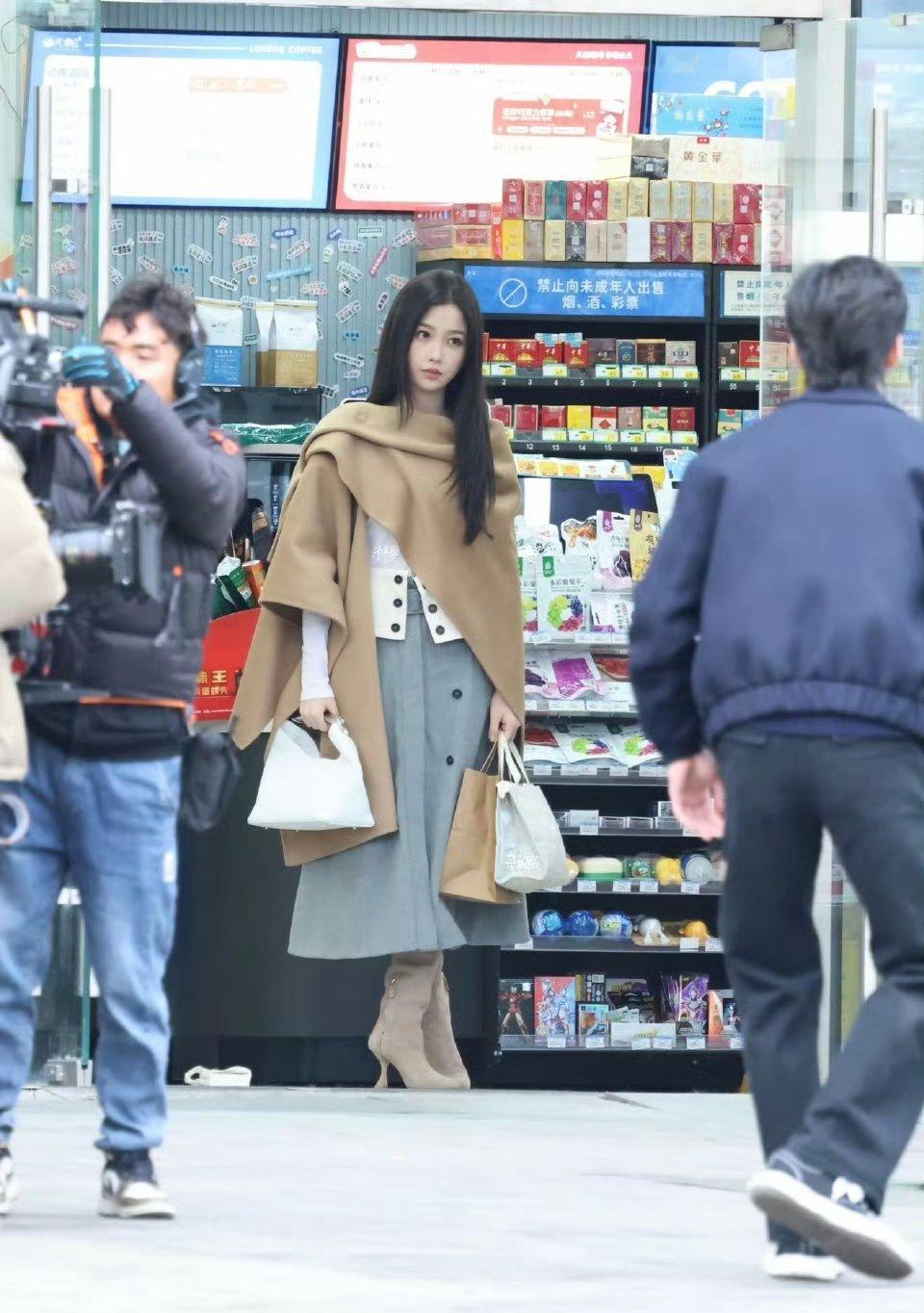 第一次看到这张生图虞书欣惊为天人盘靓条顺的协调美….​​​​