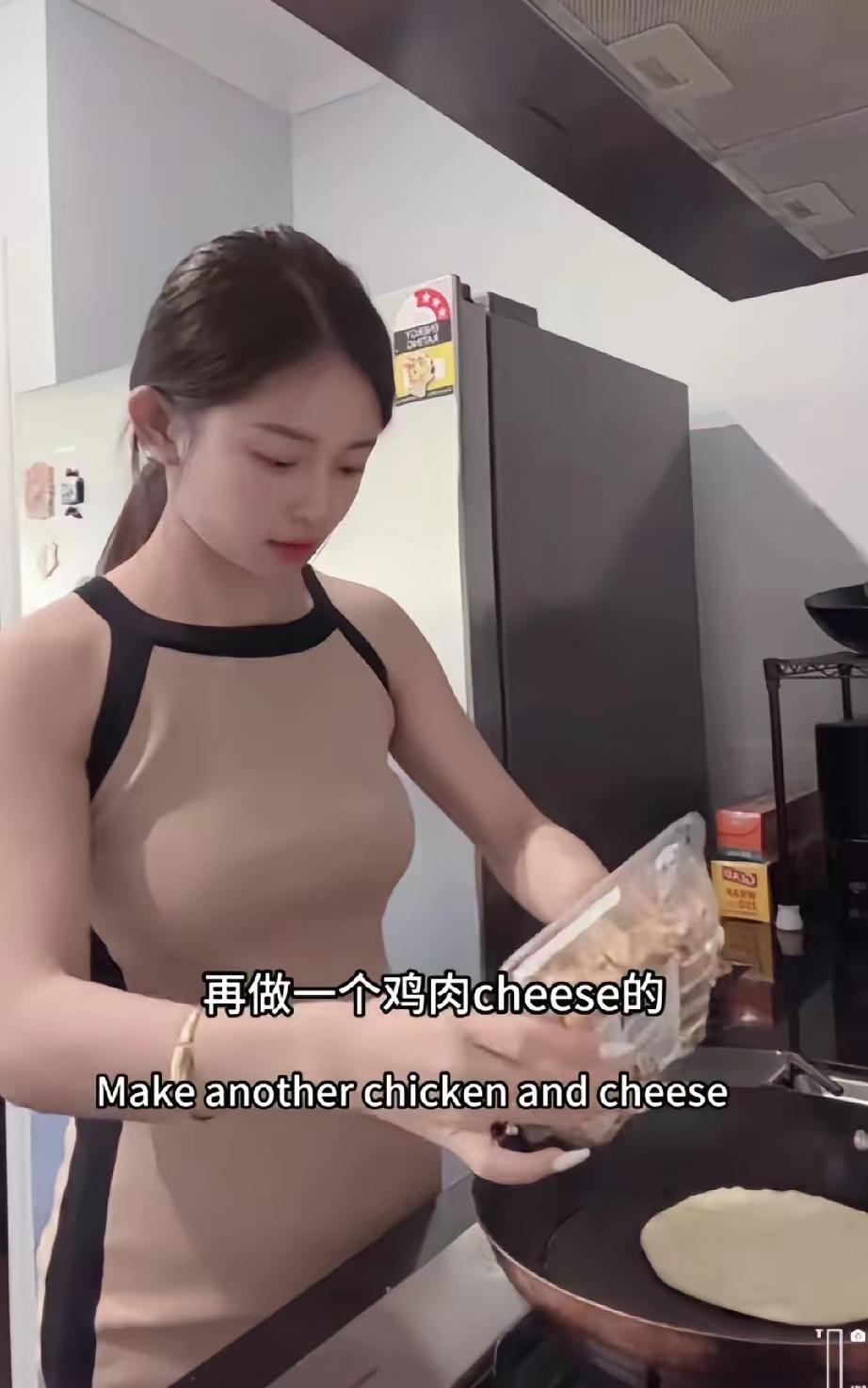 这个小美女挺着6个月的大肚子，还在给澳大利亚老公做早餐，美其名曰老公喜欢他吃的早