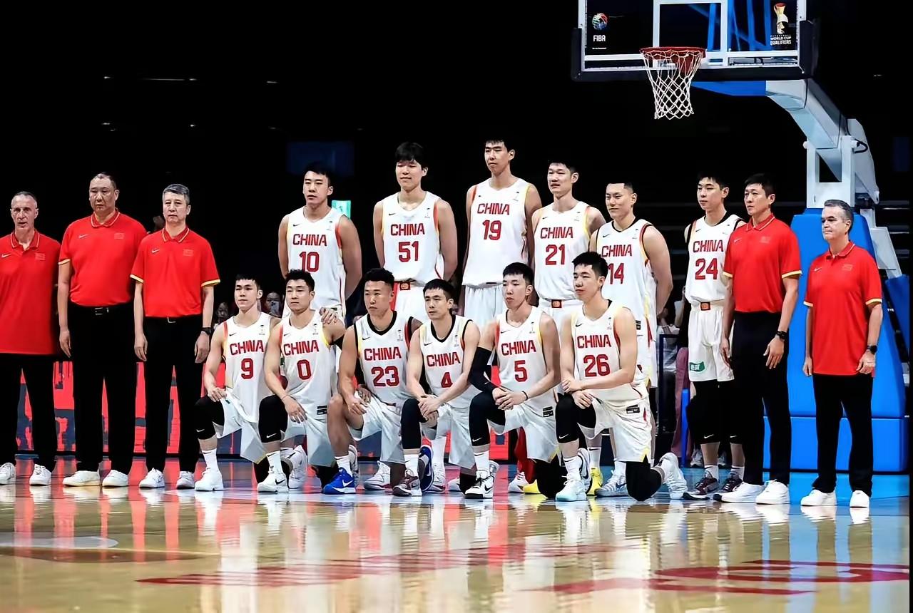 现役中的中国男篮五虎我认为应该是以下几人！当然是按场上每个位置来说的！首发：1