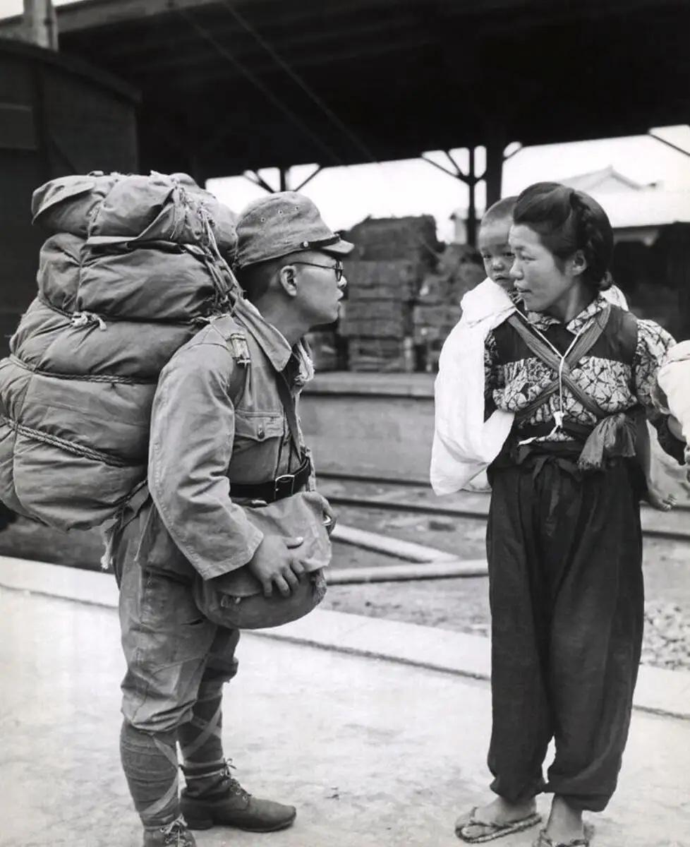 这张所谓“温情”的离别照，扒开外皮，全是讽刺与荒唐。看似是妻儿不舍、丈夫离愁，实
