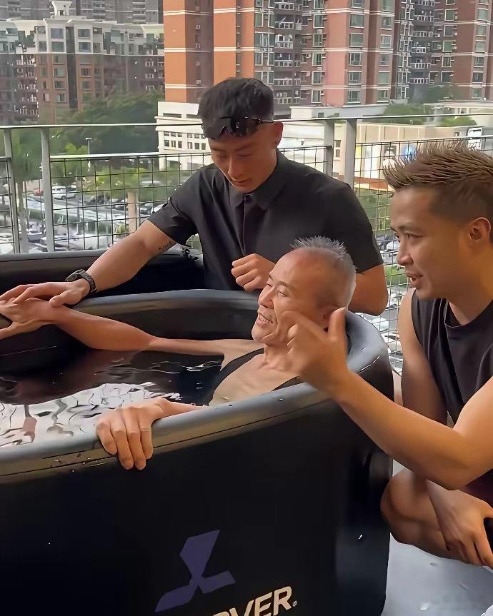 运动完后泡冰浴，谁家好教练这么霍霍王石的