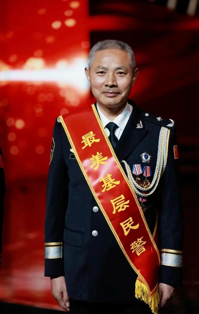 58岁民警陈飞：从军营到警营，用脚步丈量为民初心陈飞，1968年生，安徽省