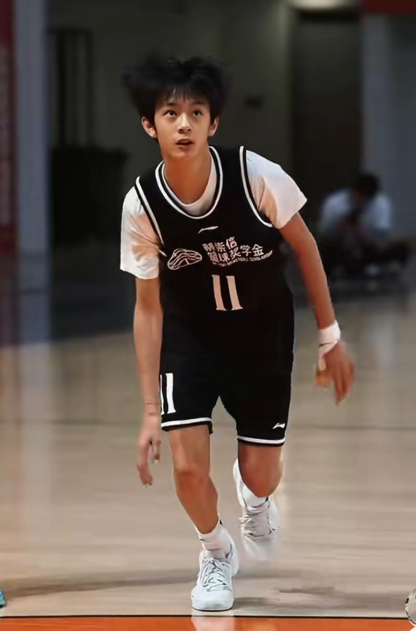 邓超孙俪儿子太争气！14岁身高近1米8，篮球之路太亮眼邓超孙俪的14岁儿子