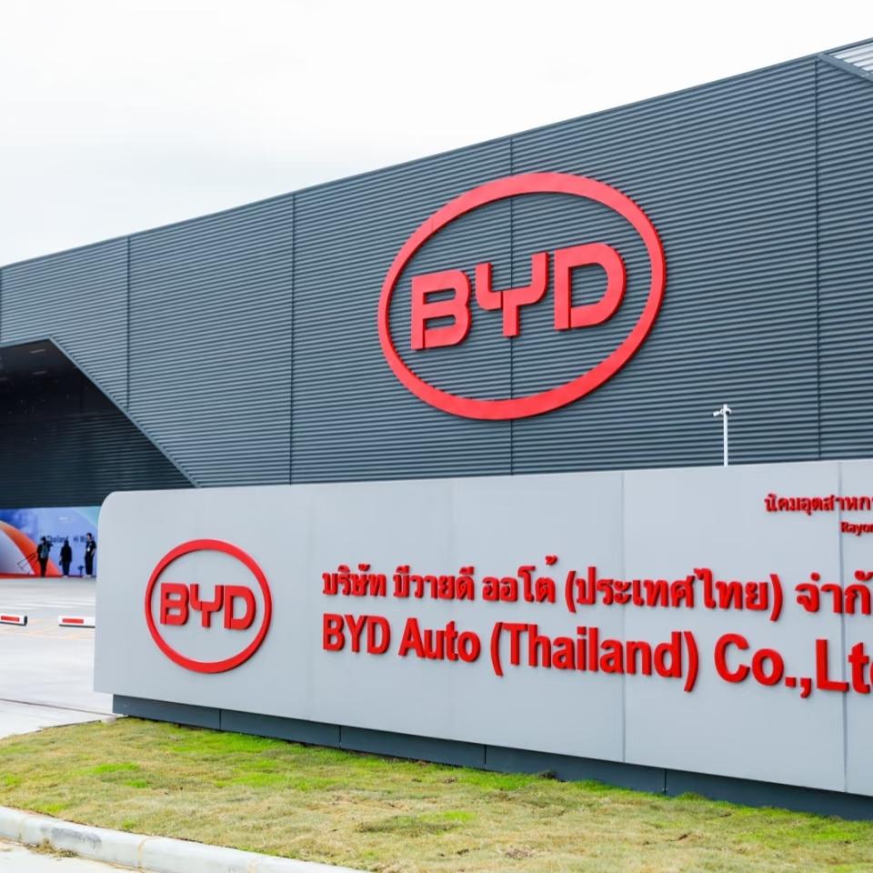 朋友是做汽车销售的比亚迪涨价这事儿一出我问他，到底买不买？赶紧下单还是再等等