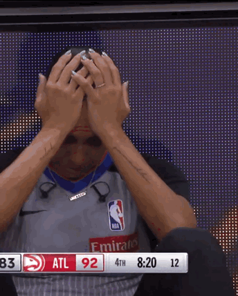 NBA裁判莎蕾·米切尔头部撞到摄像师后受伤倒地😳她得以继续留在比赛中🙏