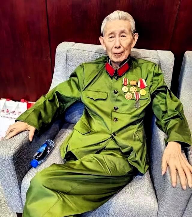 覃健，开国中将，1911年生于广西东兰，是壮族优秀的高级指挥员。早年参加韦拔群领
